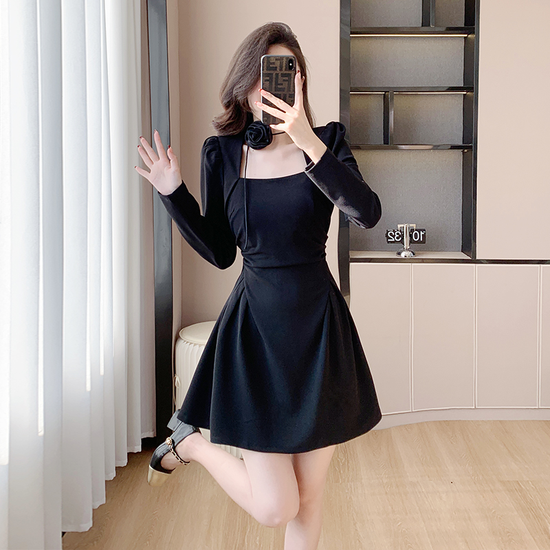 2026 Autumn French Style Little Black Dress Slimming Elegant Pleated A-Line Square Neck Long Sleeve