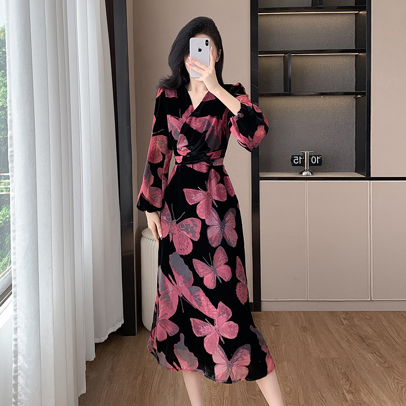 1724084595363_269092.jpg Women's Butterfly Print Velvet A-Line Midi Dress with V-Neck and Lantern Sleeves