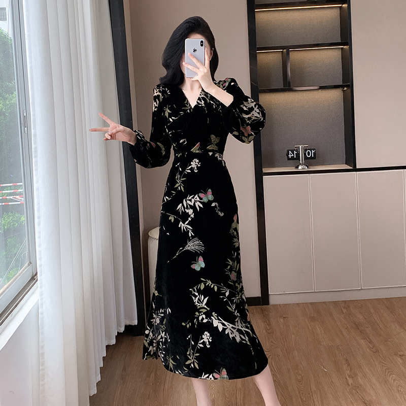 1724084606866_99317.jpg Women's Butterfly Print Velvet A-Line Midi Dress with V-Neck and Lantern Sleeves