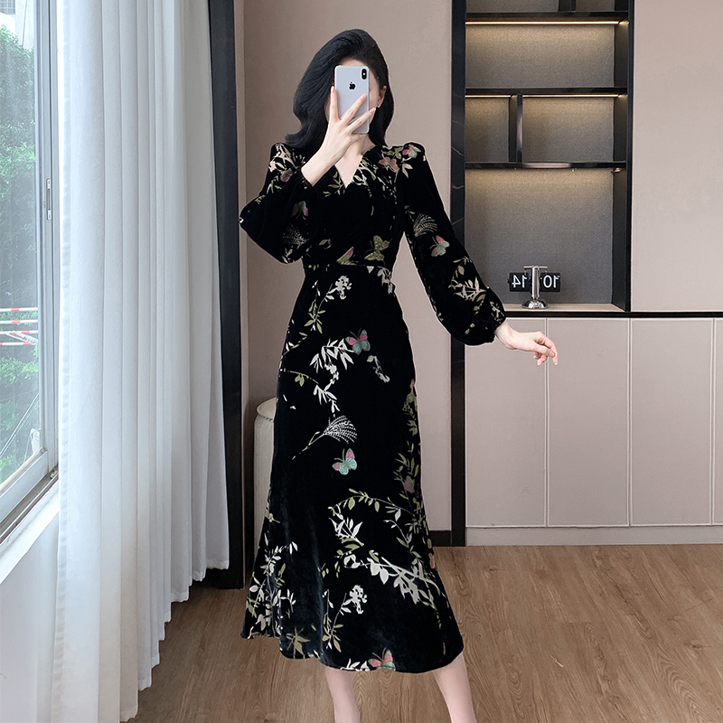 1724084639872_266207.jpg Women's Butterfly Print Velvet A-Line Midi Dress with V-Neck and Lantern Sleeves